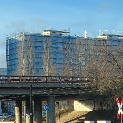 Otto-Nagel-Straße 7+8 - eingerüstete Fassade Januar 2022